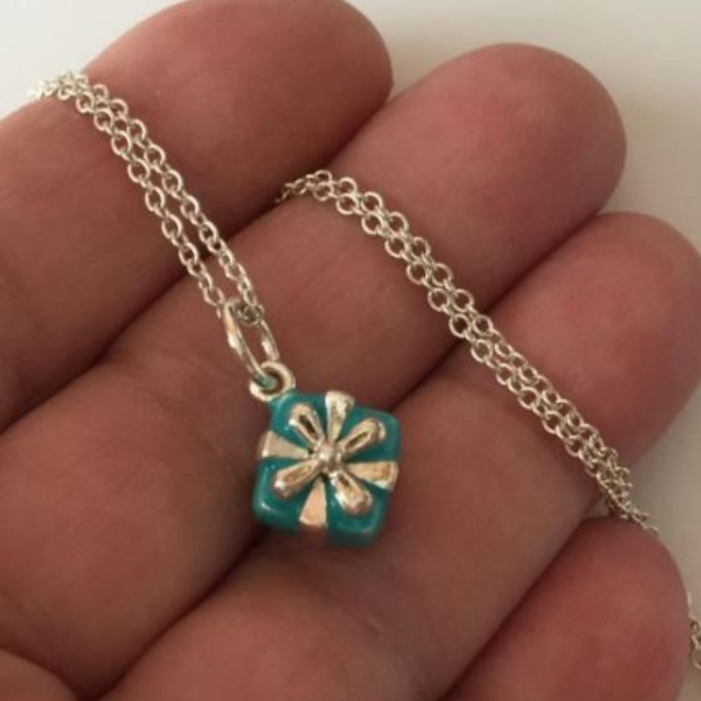 Box with bow pendant